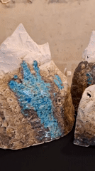 Art exhibition featuring ceramic sculptures documented in Arequipa museum