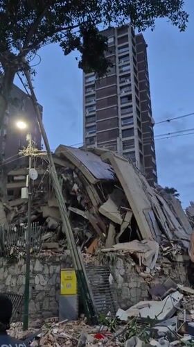 Building collapse leaves major debris field in Caracas