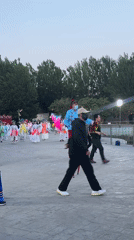 Traditional Chinese performances draw crowds in Jinzhou public spaces