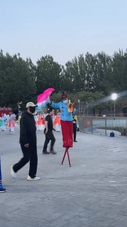 Traditional Chinese performances draw crowds in Jinzhou public spaces