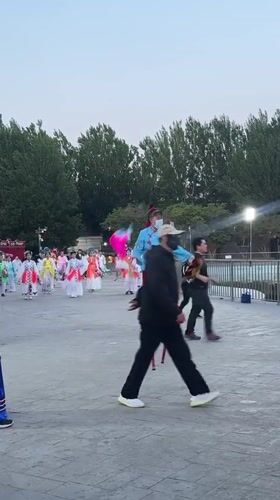 Traditional Chinese performances draw crowds in Jinzhou public spaces
