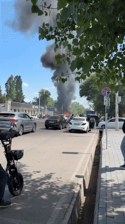 Car fire produces heavy smoke on Tashkent street
