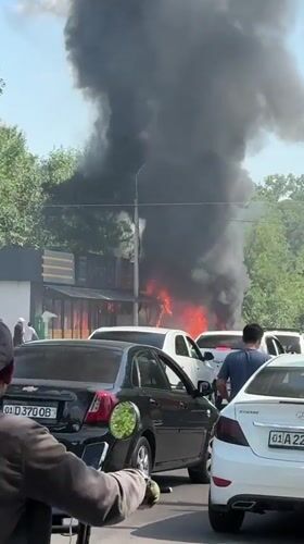 Car fire produces heavy smoke on Tashkent street