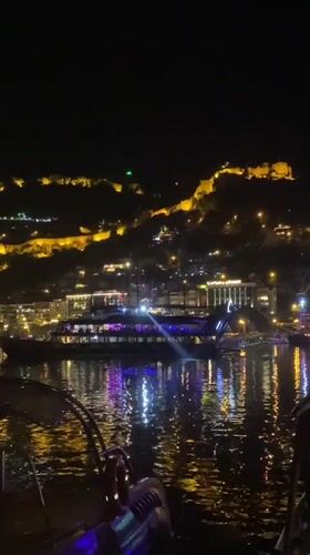 Nighttime concert draws crowds to Alanya waterfront square