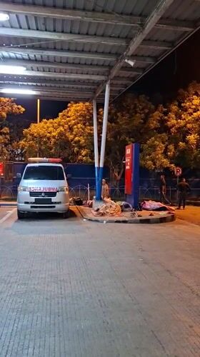 Nighttime scenes captured around Banda Aceh hospital emergency unit