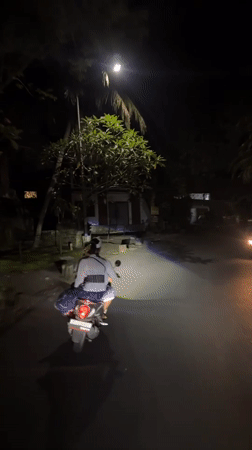 Night scooter ride captured in Ubud amid loud noise