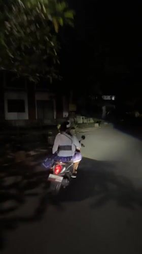 Night scooter ride captured in Ubud amid loud noise