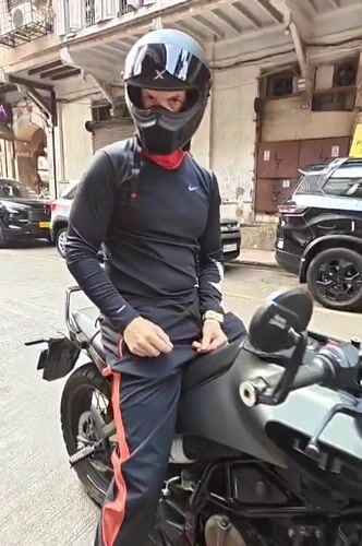 Motorcyclist in distinctive gear spotted in Mumbai early morning