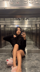 Woman takes elevator floor selfie in Rosario