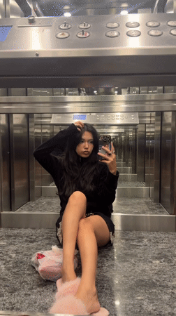 Woman takes elevator floor selfie in Rosario