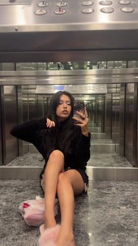 Woman takes elevator floor selfie in Rosario