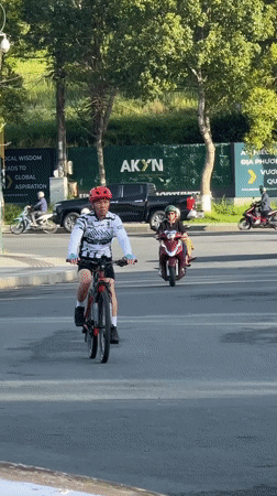 Evening street life documented in Da Lat, Vietnam