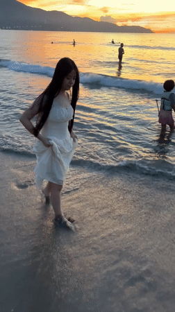 Sunset crowd at My Khe Beach, Đà Nẵng