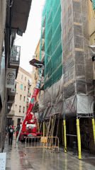 Fire truck deploys ladder on Barcelona street