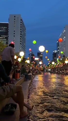 Seoul waterway draws evening crowds under decorative lanterns