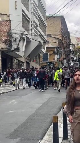 Large youth gathering fills La Paz streets amid police presence