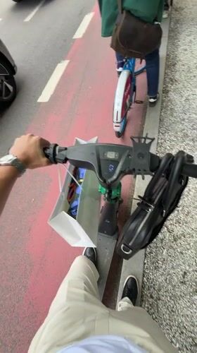 Electric scooter rider spotted with shopping bag in Oslo