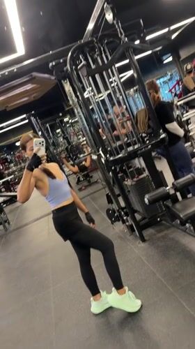 Woman takes gym selfies in Denpasar workout session