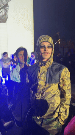 Outdoor music festival draws crowds in rainy Barcelona evening