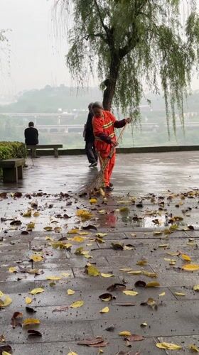 Late-night street scenes show women working in Jiangjin