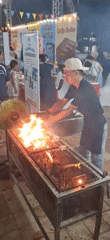 Street food vendors serve grilled seafood in Đà Nẵng