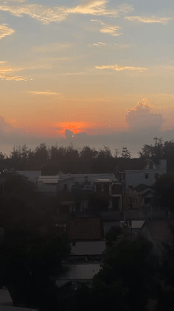 Dawn breaks over Đà Nẵng residential area in colorful display