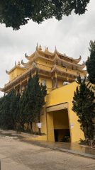 Tourist captures Da Lat temple grounds and street scenes