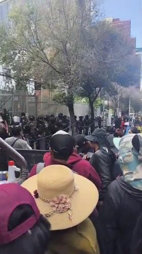 Large crowd gathers on La Paz streets, riot police present