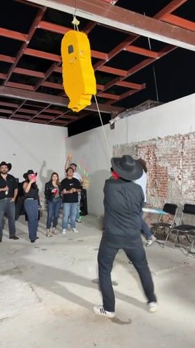 Early morning celebration with dancing and piñata in Puebla