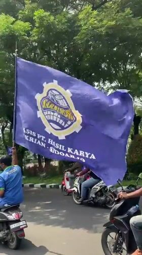 Mixed vehicle procession travels through Surabaya streets