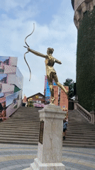 Đà Nẵng moments: golden archer statue and mall selfie captured