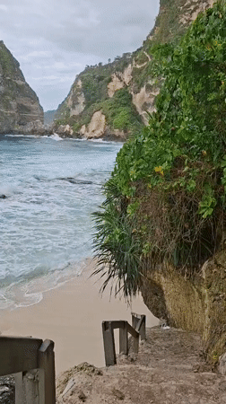 Tourist captures scenic Nusa Penida beach views early morning