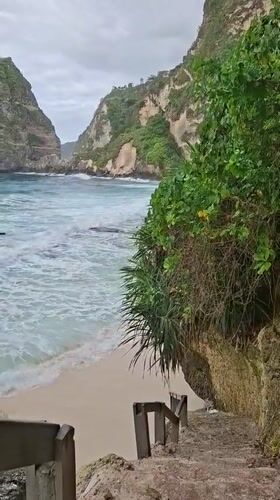 Tourist captures scenic Nusa Penida beach views early morning