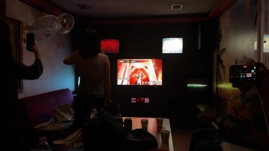 Friends enjoy hour-long karaoke session in Seoul private room