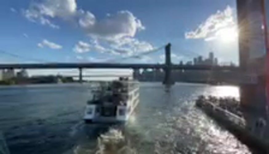 Evening boat activity around Manhattan Bridge from East River