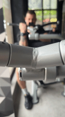 Gym-goer takes selfie while doing arm curls