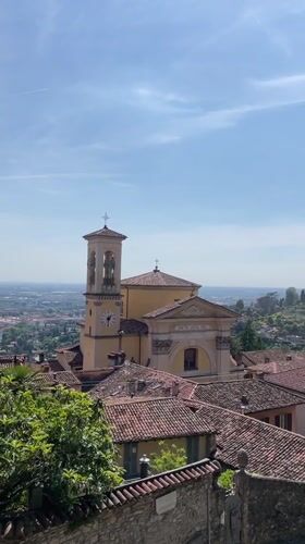 Bergamo street scenes and tourist moments captured across seven minutes