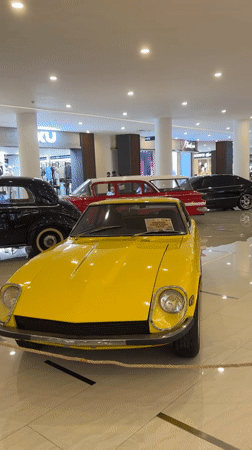 Vintage car show draws visitors at Kuta shopping mall