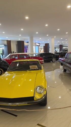 Vintage car show draws visitors at Kuta shopping mall