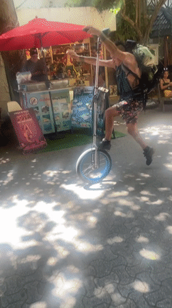 Tourist documents afternoon in Playa del Carmen with haircut, pizza