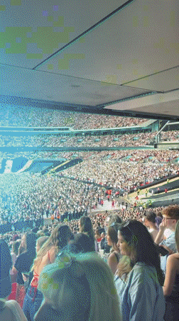 Major stadium concert draws massive crowd in London