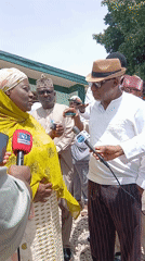 Woman holds outdoor press briefing in Ungwan Liman, Nigeria