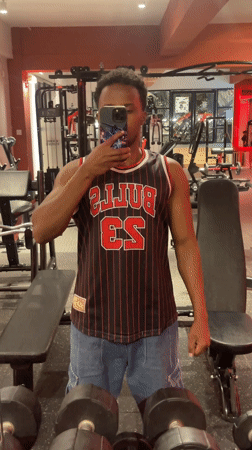 Man takes gym selfie in Chicago Bulls jersey, Chongqing
