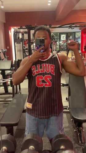 Man takes gym selfie in Chicago Bulls jersey, Chongqing