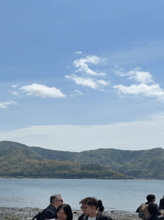 Group enjoys lakeside mountain views in Fujikawaguchiko, Japan
