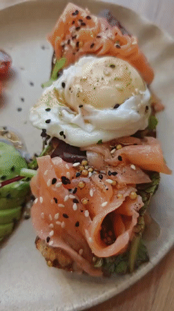Avocado toast, salmon bowls, and drinks at a Novy Urengoy café