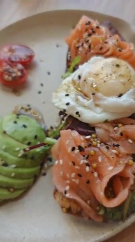 Avocado toast, salmon bowls, and drinks at a Novy Urengoy café