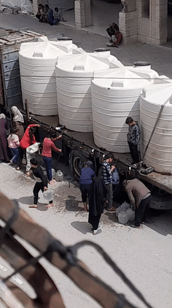 Water distribution draws crowds in Khan Yunis, Palestine