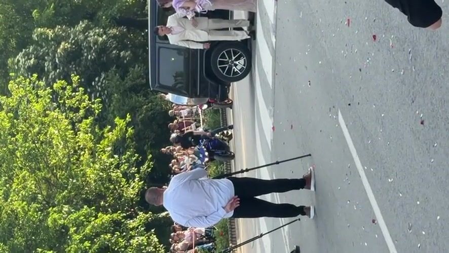 Couple poses by SUV draws crowd in Bulgarian street