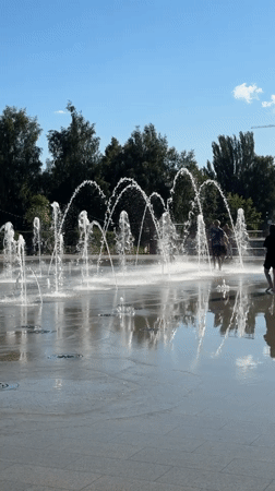 Families enjoy sunny afternoon at Izhevsk fountain plaza